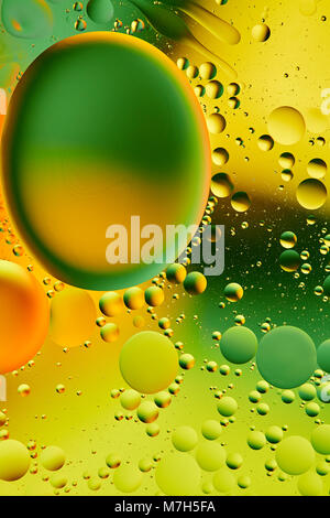 La miscelazione di acqua e olio, splendido colore sfondo astratto sulla base di rosso, verde e giallo cerchi e ovali, macro astrazione. Abstract backg colorati Foto Stock