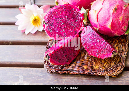 Luminose succoso tropicali drago rosso frutto. Dragon frutta o Pitaya è la pianta nella Famiglia delle Cactaceae o Cactus Foto Stock