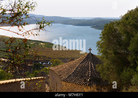 Vista dalla fortezza veneziana di Vonitsa oltre la piccola chiesa bizantina di Agia Sofia, Limeni Laguna e Amvrakikos Kolpo, Grecia Foto Stock