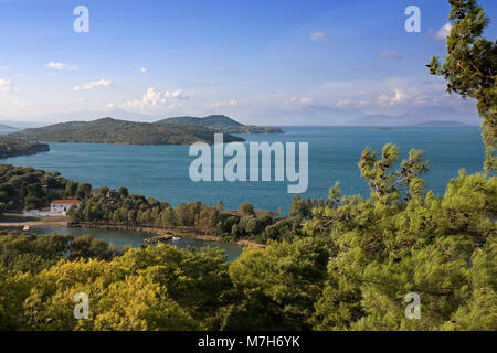 Vista dalla fortezza veneziana di Vonitsa oltre Limeni Laguna e Amvrakikos Kolpo, Grecia Foto Stock