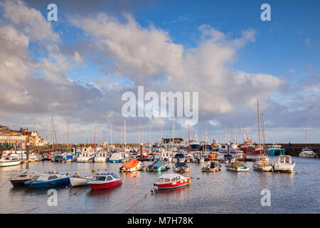 Porto di Bridlington in un assolato pomeriggio d'inverno. Foto Stock