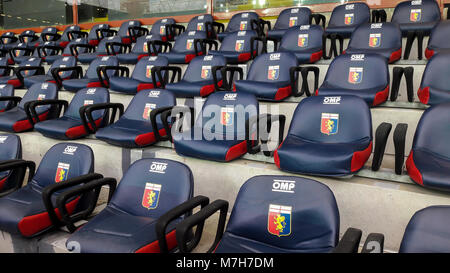 Sedili con Genova Cricket & Football Club 1893 logo nel settore VIP, Luigi Ferraris Stadium di Genova (Genova), Italia, durante una partita di calcio. Foto Stock