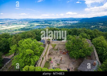 Vista delle rovine del medievale castello Chojnik situato sulla parte superiore dell'alta collina ricoperta di foresta in Jelenia Gora, Polonia Foto Stock