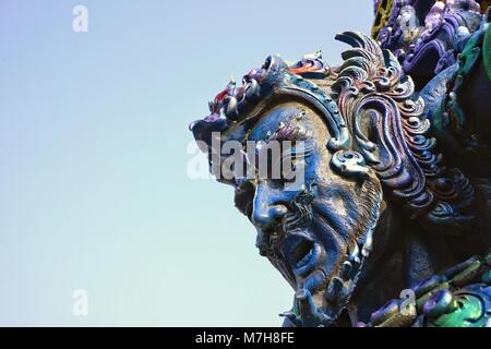 Testa del gigante custode tailandese statua o guerriero statua in pubblico tempio buddista della Thailandia Foto Stock