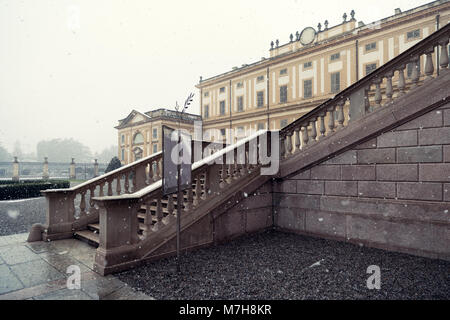 Il tardo inverno nevicata sulla magnifica Villa Reale di Monza, Italia Foto Stock