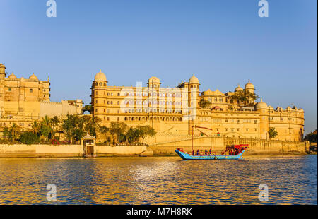 Palazzo di città (Maharajah's Palace) al tramonto visto dal lago Pichola su una bella serata invernale in Udaipur, Rajasthan, India. Foto Stock