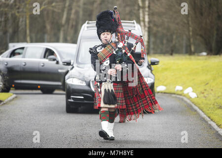 Le guardie scozzesi ai funerali di 97 anno vecchio William McLelland a WW2 veterano che è morto senza famiglia in North Lanarkshire. Il servizio si svolge presso il crematorio Holytown in North Lanarkshire. Dotato di: scrigno di William McLelland dove: North Lanarkshire, Regno Unito quando: 08 Feb 2018 Credit: Euan ciliegio/WENN.com Foto Stock