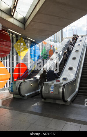 Daniel Buren la vasta presenza di strisce e motivi geometrici a Tottenham Court Road stazione della metropolitana di Londra, Regno Unito Foto Stock