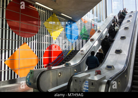 Le ampie strisce e i motivi geometrici di Daniel Buren alla stazione della metropolitana Tottenham Court Road, Londra, Inghilterra, Regno Unito Foto Stock