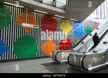 Daniel Buren la vasta presenza di strisce e motivi geometrici a Tottenham Court Road stazione della metropolitana di Londra, Regno Unito Foto Stock