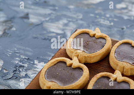 Vista superiore ritratto di close-up di gustosi piatti a forma di mela di cookie sul bordo di taglio al di sopra della luce di sfondo astratto, profondità di campo, il fuoco selettivo. Foto Stock