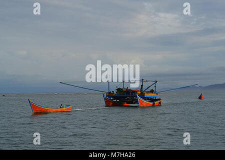 Fishermans locale dopo la notte di pesca per i calamari tornare dal mare. Sumatra. Indonesia. Foto Stock