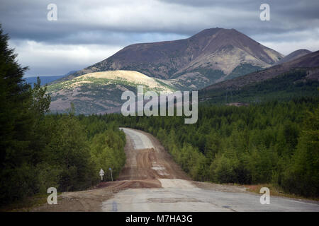La regione di Kolyma a sud della città di Atka. La strada è voce di Magadan. Foto Stock