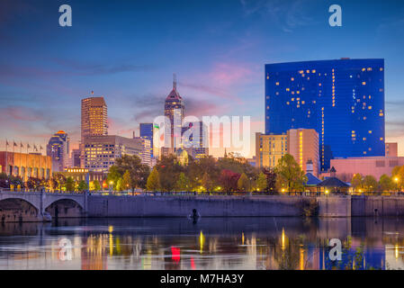 Indianapolis, Indiana, Stati Uniti d'America skyline sul Fiume Bianco. Foto Stock