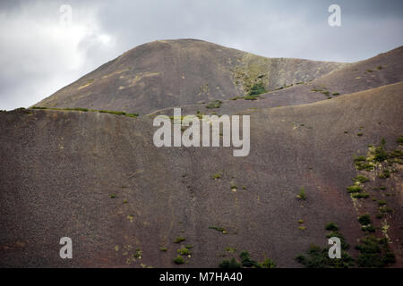 La regione di Kolyma a sud della città di Atka. Colline di minerali vengono ricercati per i minerali da società di minerale. Foto Stock