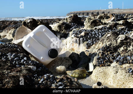 Grande tamburo di plastica lavati su per la spiaggia di Ovingdean vicino a Brighton East Sussex. Foto Stock