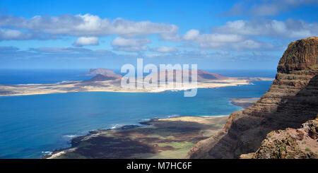 Isla Graciosa, parte dell'Arcipelago Chinijo, visto dal Mirador de Guinate, Lanzarote, Isole Canarie, Spagna Foto Stock