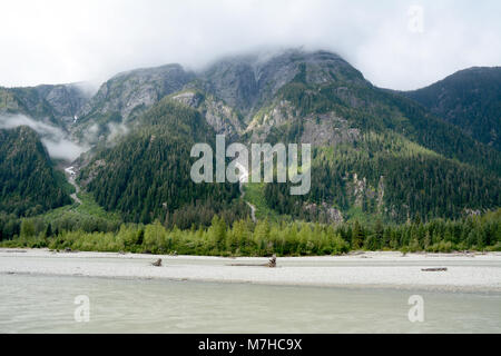 Montagne costiere e le foreste pluviali temperate sopra il fiume di salmoni, in Tongass National Forest, vicino Hyder, a sud-est di Alaska, Stati Uniti. Foto Stock