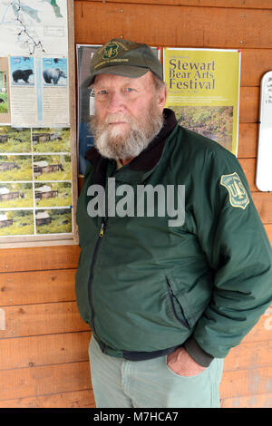 Un ritratto di uniformata U.S. Forest Service Officer presso il pesce Creek di osservazione della fauna selvatica sito, nel Tongass National Forest, vicino Hyder, Alaska. Foto Stock