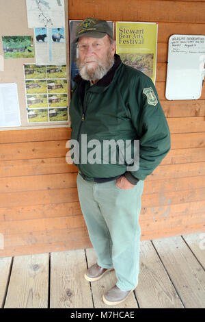 Un ritratto di uniformata U.S. Forest Service Officer presso il pesce Creek di osservazione della fauna selvatica sito, nel Tongass National Forest, vicino Hyder, Alaska. Foto Stock