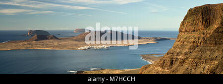 Isla Graciosa, parte dell'Arcipelago Chinijo, visto dal Mirador de Guinate, Lanzarote, Isole Canarie, Spagna Foto Stock