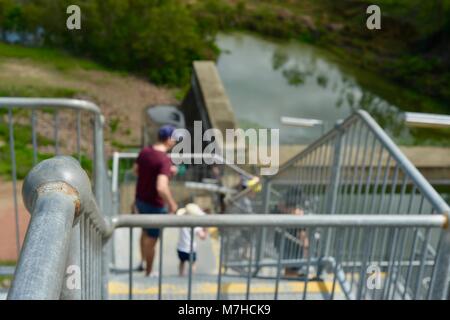 Padre e figlio camminare in acciaio zincato scale, Ross diga sul fiume, Ross Dam Accesso, Kelso QLD, Australia Foto Stock