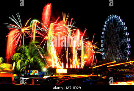 Pasay City, Filippine. Decimo Mar, 2018. Team Francia mostrava che sei la voce per la battaglia per la supremazia del cielo al 9 Filippine Pyromusical internazionale di concorrenza (PIPC) ogni sabato dal 17 febbraio al 24 marzo 2018 nel centro commerciale Mall of Asia (lato mare massa), Pasay City il 10 marzo 2018. Quest'anno 10 partecipanti provenienti da diversi paesi saranno illumina Manila cielo notturno come andare avanti per mettere in mostra le loro conoscenze e abilità artistica al pubblico filippino. Credito: Gregorio B. Dantes Jr./Pacific Press/Alamy Live News Foto Stock