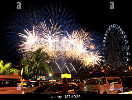 Pasay City, Filippine. Decimo Mar, 2018. Team Francia mostrava che sei la voce per la battaglia per la supremazia del cielo al 9 Filippine Pyromusical internazionale di concorrenza (PIPC) ogni sabato dal 17 febbraio al 24 marzo 2018 nel centro commerciale Mall of Asia (lato mare massa), Pasay City il 10 marzo 2018. Quest'anno 10 partecipanti provenienti da diversi paesi saranno illumina Manila cielo notturno come andare avanti per mettere in mostra le loro conoscenze e abilità artistica al pubblico filippino. Credito: Gregorio B. Dantes Jr./Pacific Press/Alamy Live News Foto Stock