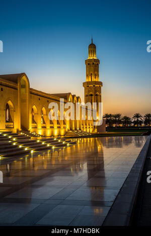 Vista serale del Sultano Qaboos grande moschea in Muscat Oman Foto Stock