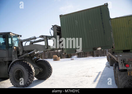 Un Marine con logistica di combattimento reggimento 25 si muove a contenitori quadrupli piena di marcia a Fort Greely, Alaska in preparazione per esercitare Arctic Edge 18, Marzo 10, 2018. Arctic Edge 18 è una biennale su grande scala, joint-esercizio che prepara e prove il militare degli Stati Uniti è la sua capacità di operare tatticamente nel freddo estremo-Condizioni meteorologiche rilevate in ambienti artici con più di 1500 partecipanti dalla Air Force, esercito, Coast Guard, Marine Corps e il Navy utilizzando l'unica e possibilità di espansione in aria e a terra le aree di formazione in Alaska. (U.S Marine Corps foto di Sgt. Brianna Gaudi) Foto Stock