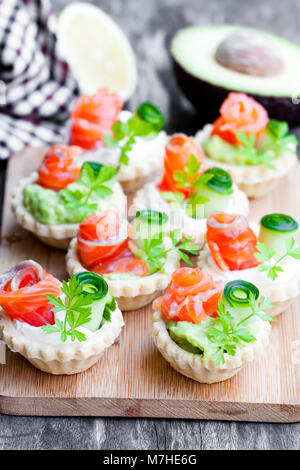 Tortine con crema di formaggio e salmone affumicato Foto Stock