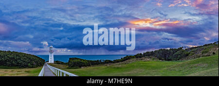 Un Nuvoloso Tramonto a Cape Otway Faro sulla Great Ocean Road, Victoria, Australia Foto Stock