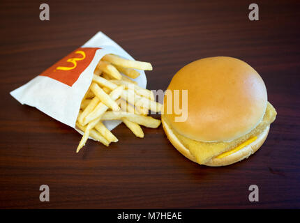 Un McDonald's Filet-O-pesce, un sandwich di pesce e una piccola patatine fritte. Foto Stock