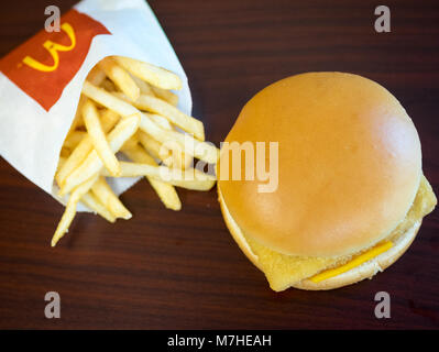 Un McDonald's Filet-O-pesce, un sandwich di pesce e una piccola patatine fritte. Foto Stock