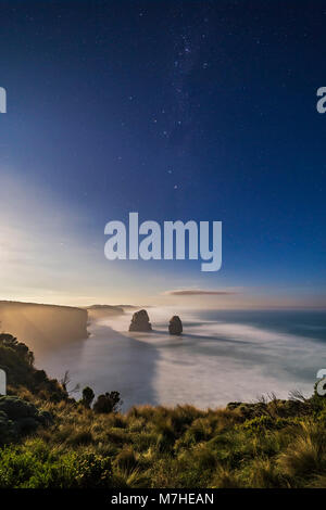 Crux e puntatori oltre dodici apostoli del mare la formazione di stack, Victoria, Australia. Foto Stock