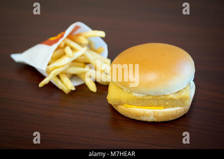 Un McDonald's Filet-O-pesce, un sandwich di pesce e una piccola patatine fritte. Foto Stock