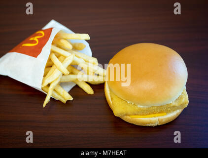 Un McDonald's Filet-O-pesce, un sandwich di pesce e una piccola patatine fritte. Foto Stock