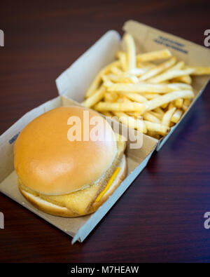 Un McDonald's Filet-O-pesce, un sandwich di pesce e una piccola patatine fritte. Foto Stock