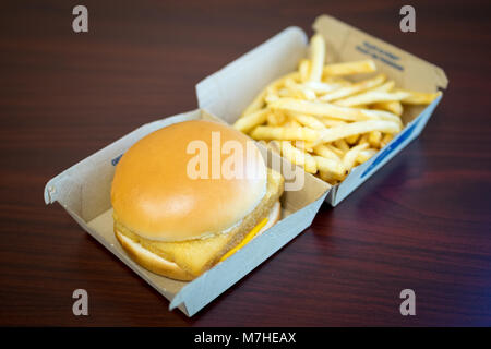 Un McDonald's Filet-O-pesce, un sandwich di pesce e una piccola patatine fritte. Foto Stock