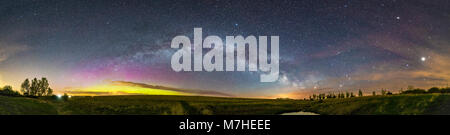 L'arco dell'estate Via Lattea attraverso un canadese prairie sky su una molla di notte. Foto Stock
