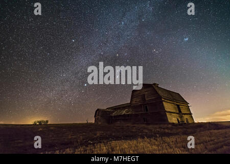 Orion e la Via Lattea invernale su un vecchio fienile in Alberta, Canada. Foto Stock