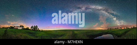 Un panorama a 360 gradi del solstizio d'estate cielo nel sud Alberta, Canada. Foto Stock