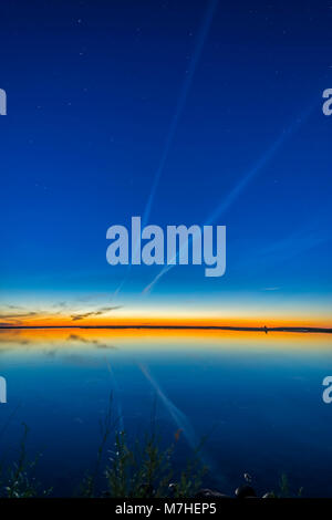 Solstizio d'estate twilight a strisciare sul lago nel sud Alberta, Canada. Foto Stock