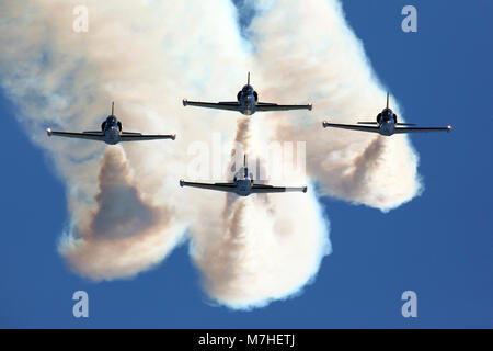 Gruppo di L-39 Albatros velivolo formazione del russo del team acrobatico. Foto Stock