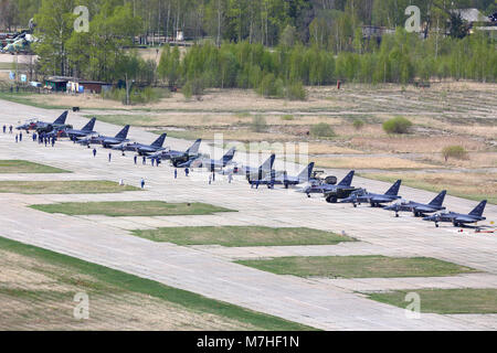 Fila di yak-130 velivolo formazione dell'esercito dell'aria russa. Foto Stock