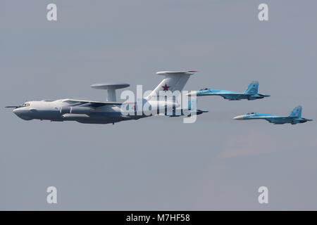 Gruppo di un A-50 AWACS aereo e Su-27 di aerei da caccia di russo Air Force. Foto Stock