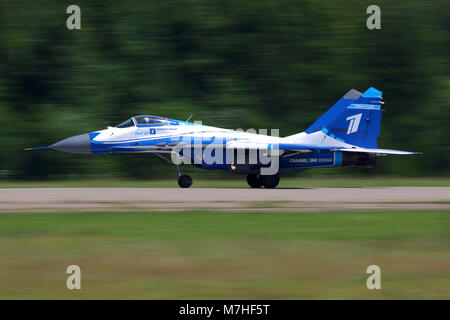 MiG-29 jet fighter atterraggio, Zhukovsky, Russia. Foto Stock