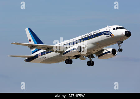 Un Superjet 100 del Royal Thai Air Force di decollo, Zhukovsky, Russia. Foto Stock