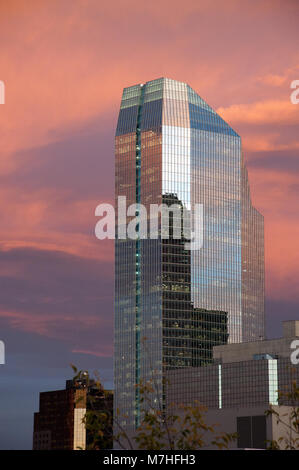 L'Ottava Avenue posto a est di Calgary, Alberta, Canada. Gli inquilini includono Crescent Point Energy, Credit Suisse, sette generazioni energia e Trapano di precisione Foto Stock