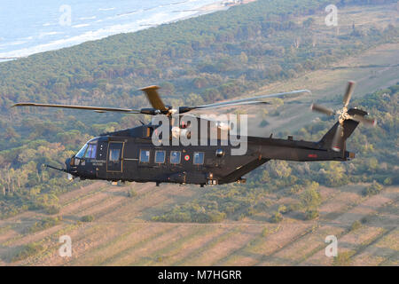 HH-101A Cesare contro-SAR elicottero della Forza Aerea Italiana. Foto Stock